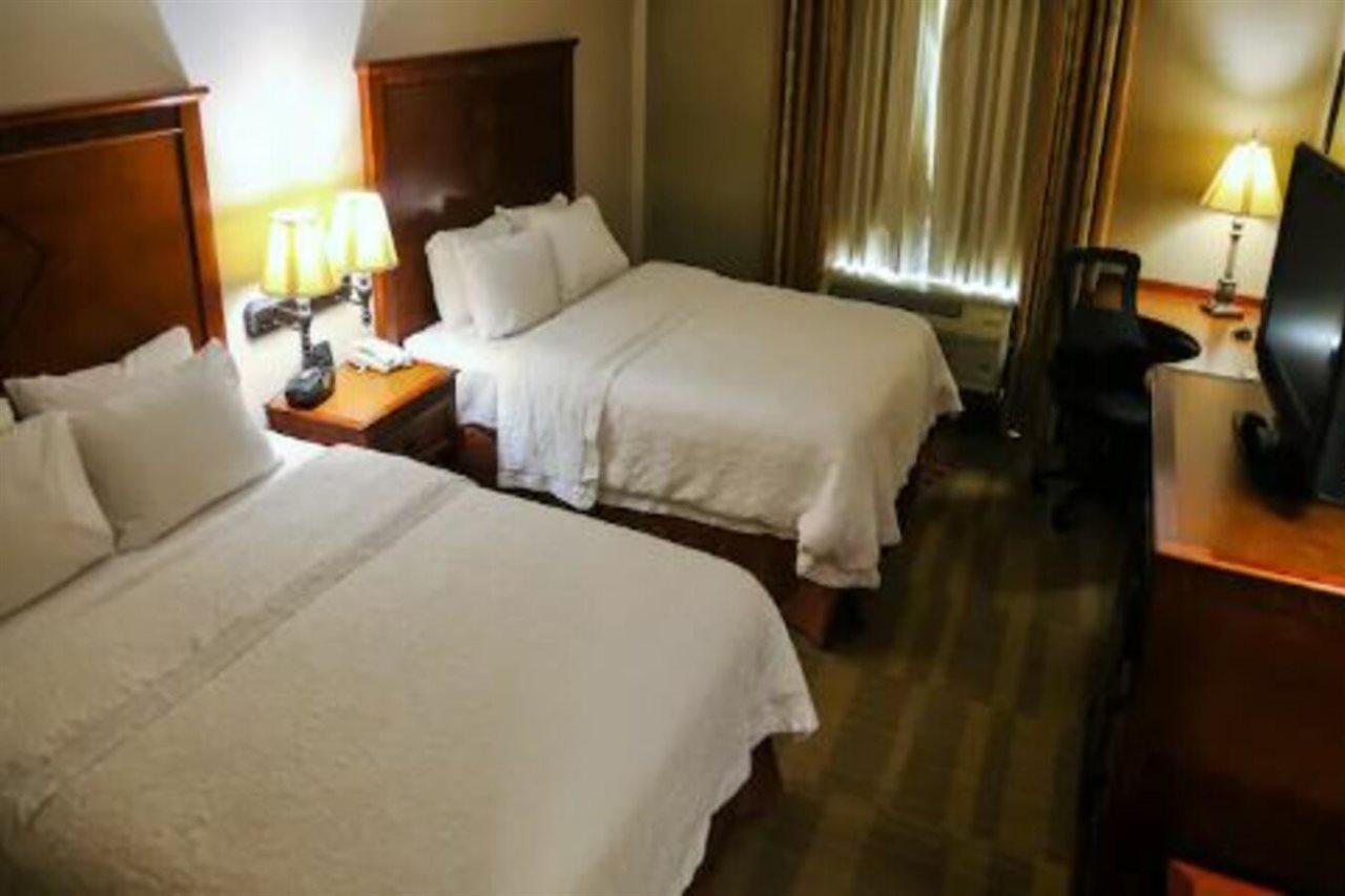 Hampton Inn & Suites Маккомб Экстерьер фото