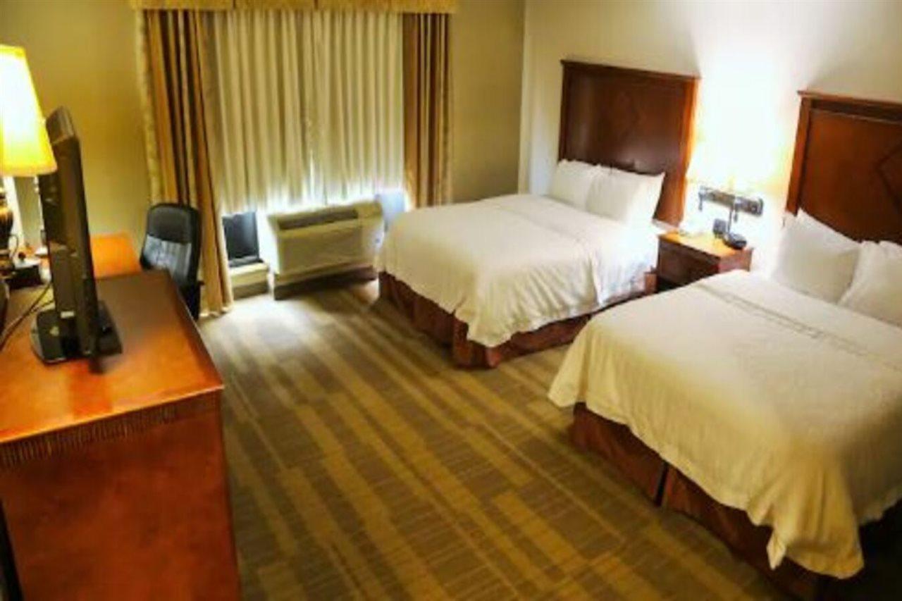Hampton Inn & Suites Маккомб Экстерьер фото