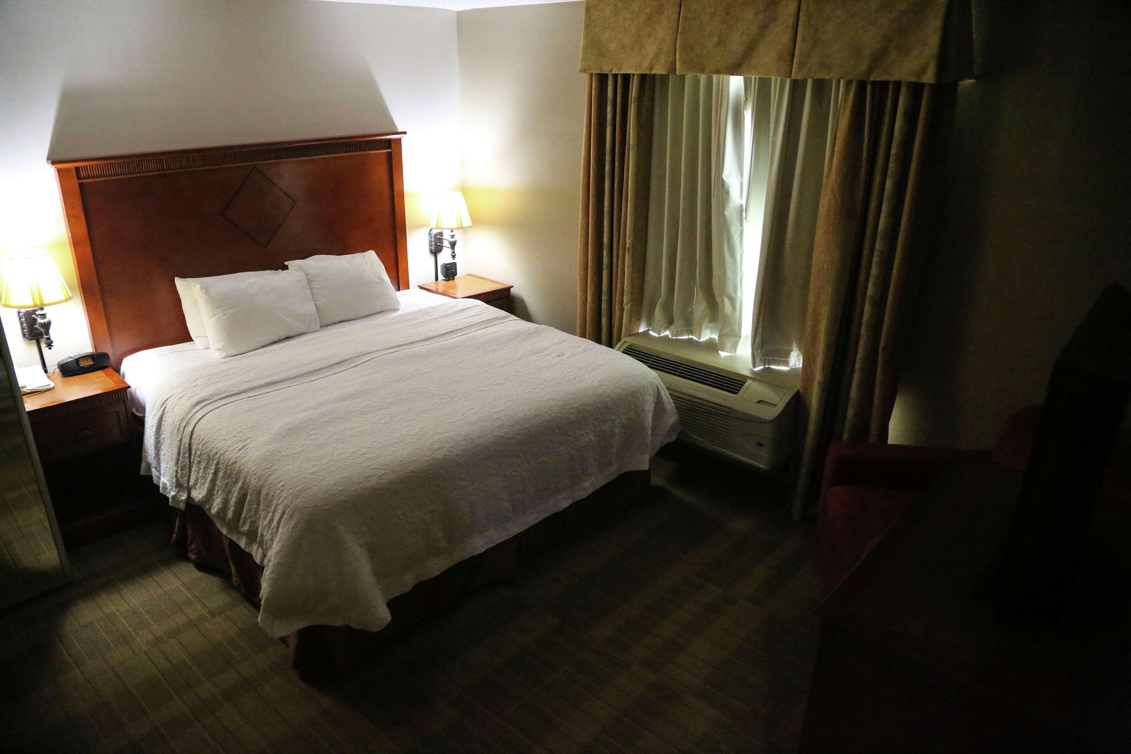 Hampton Inn & Suites Маккомб Экстерьер фото
