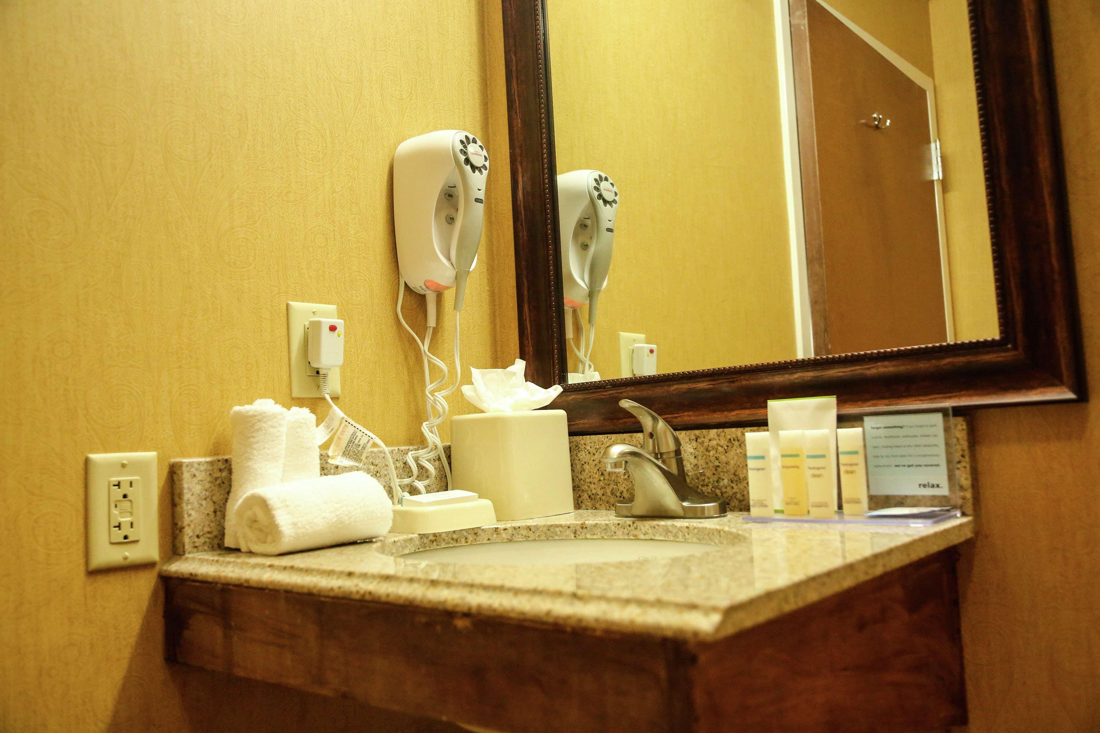 Hampton Inn & Suites Маккомб Экстерьер фото