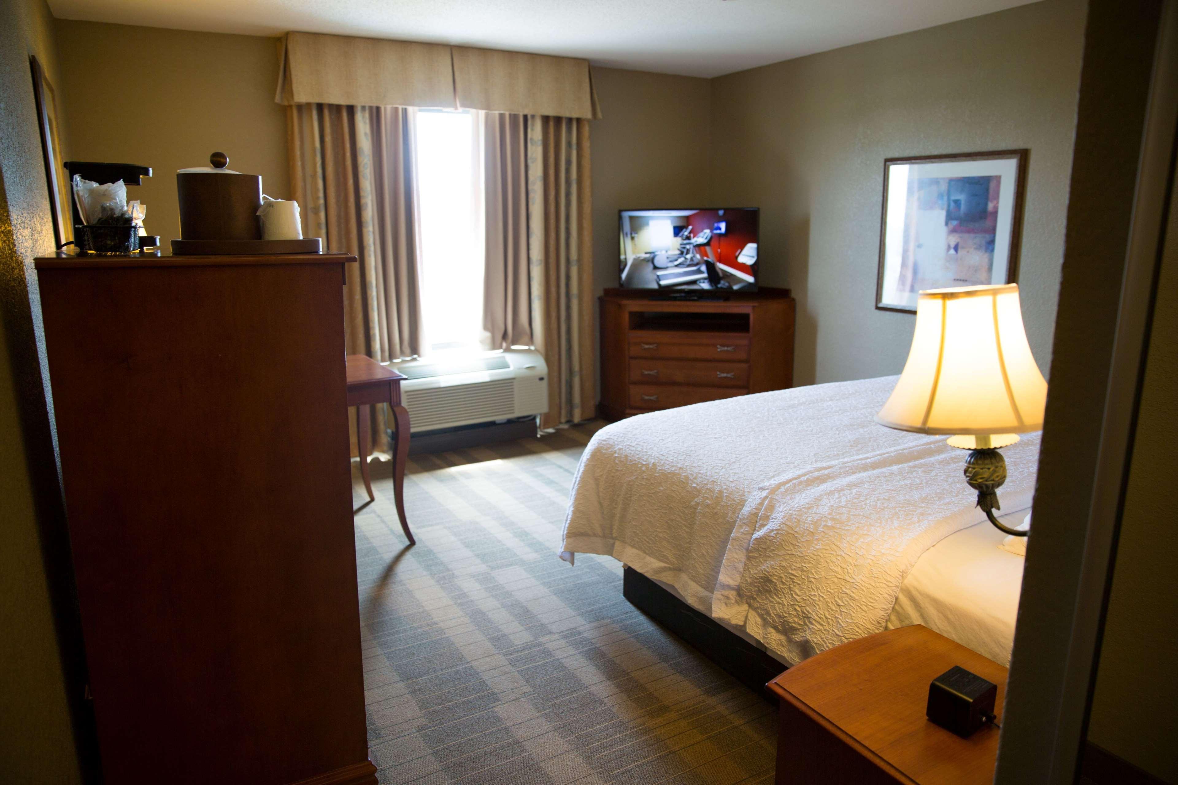 Hampton Inn & Suites Маккомб Экстерьер фото
