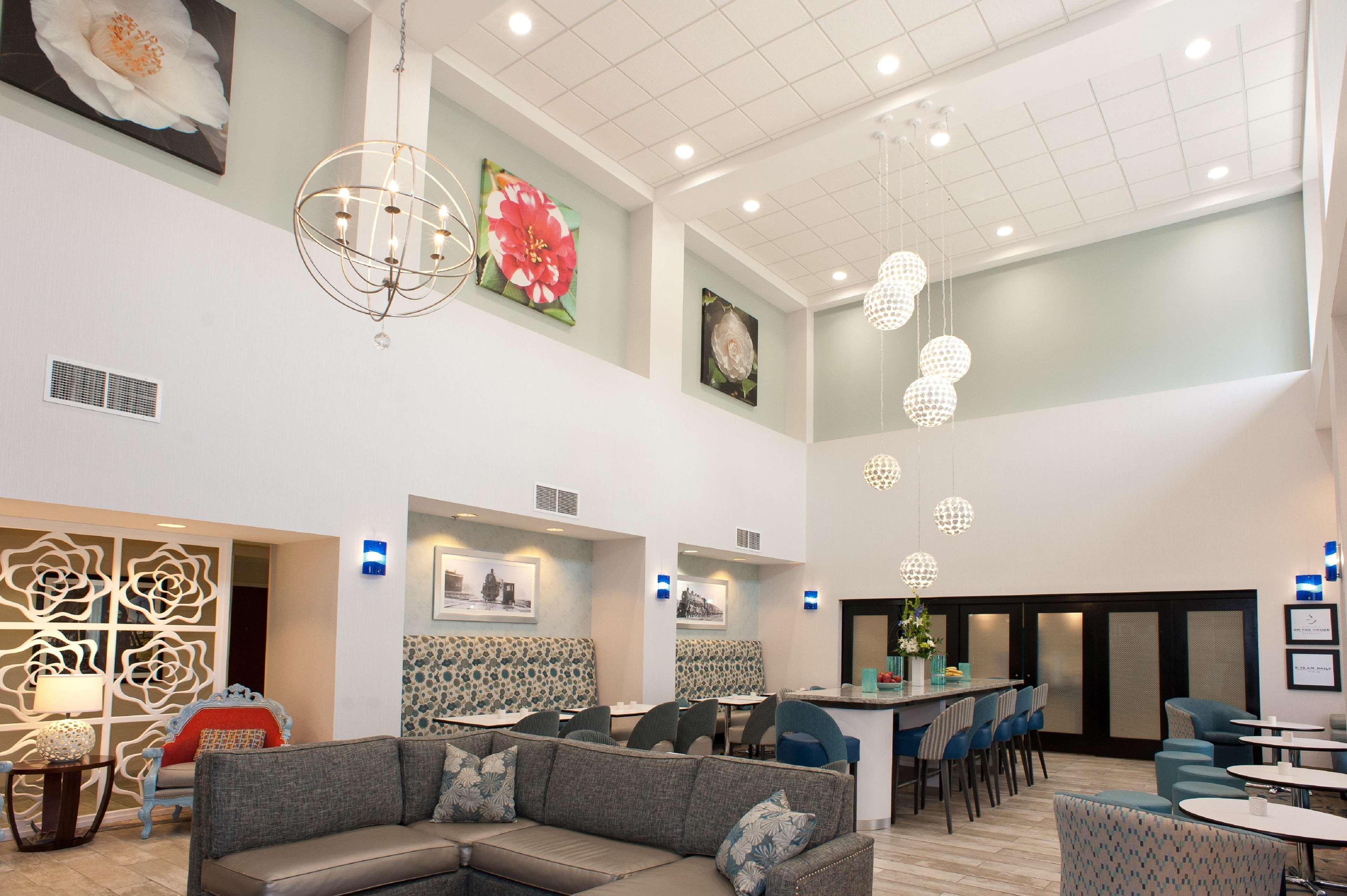 Hampton Inn & Suites Маккомб Экстерьер фото