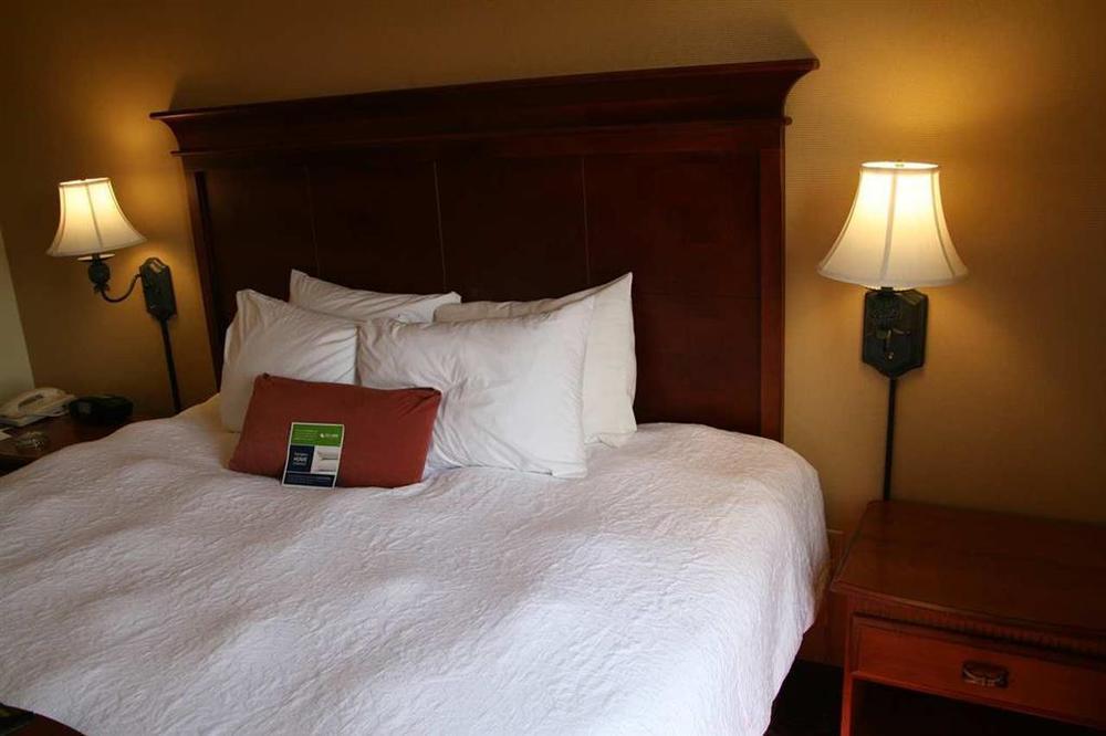Hampton Inn & Suites Маккомб Номер фото