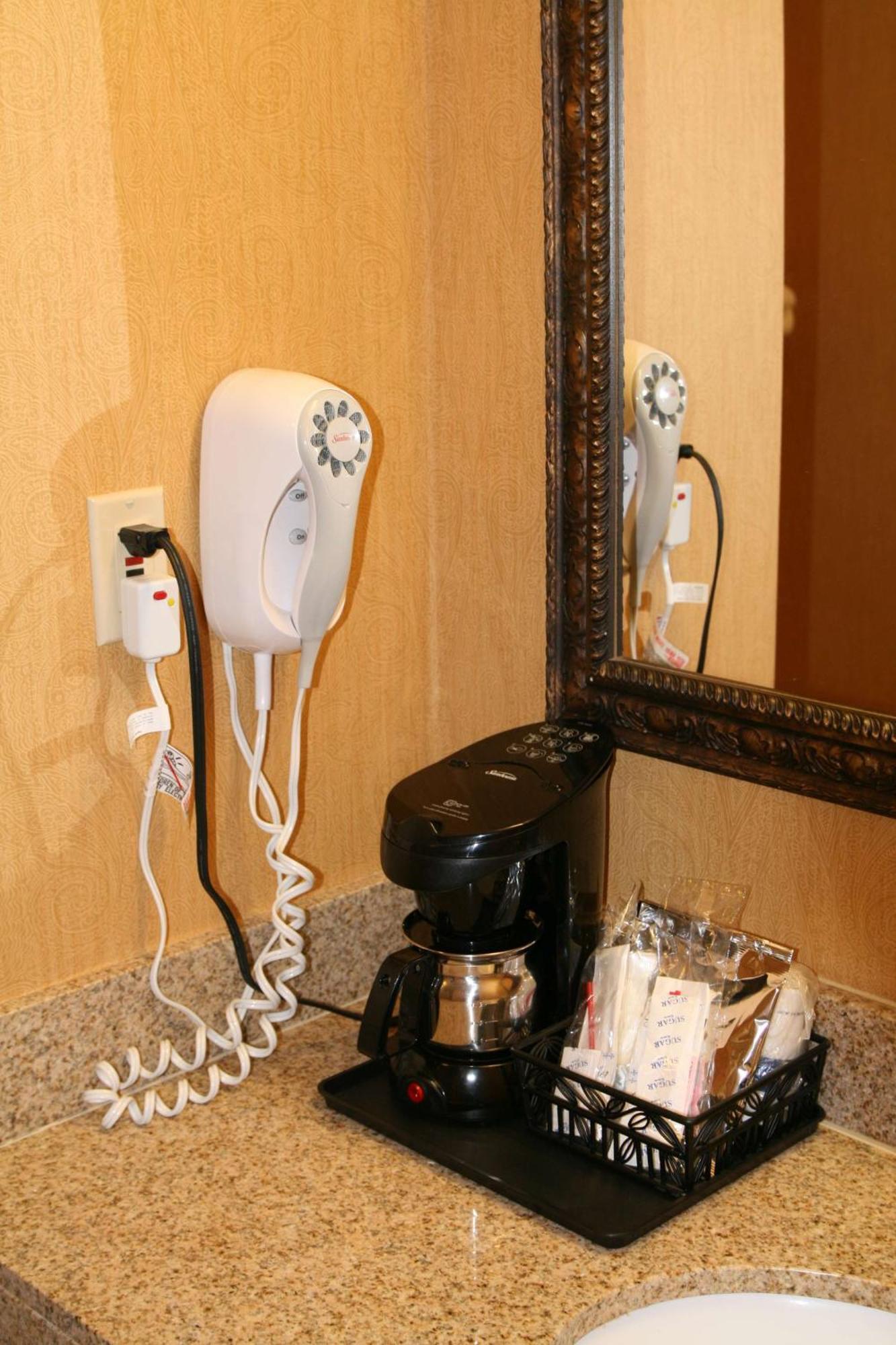 Hampton Inn & Suites Маккомб Экстерьер фото