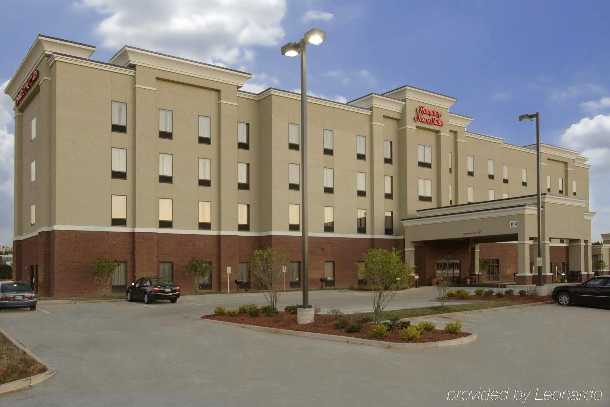 Hampton Inn & Suites Маккомб Экстерьер фото