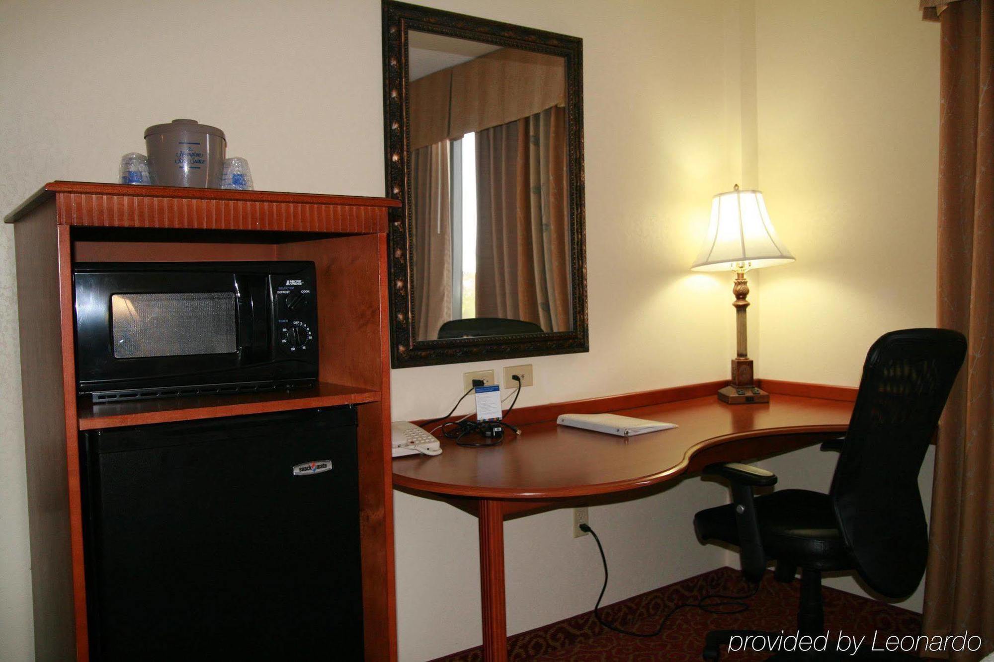 Hampton Inn & Suites Маккомб Номер фото